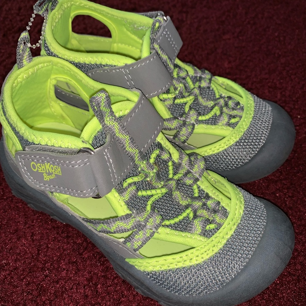 OshKosh toddler boys shoes size 9